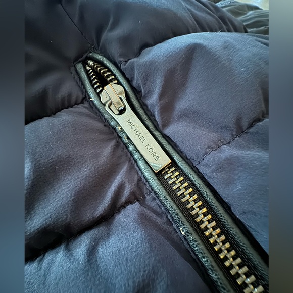 MICHAEL KORS NAVY LIGHT COAT!!! Beautiful and comfortable! - Picture 4 of 6